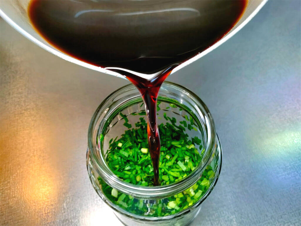 【鳥羽流TKG】「やばいタレの卵かけご飯」に挑戦！ミシュランシェフ激推し“万能ニラ醤油”がウマ過ぎた！