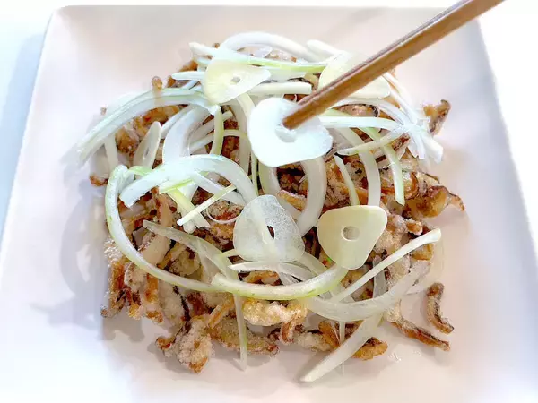 「【乾しいたけの意外な食べ方】え、水で戻したら油で揚げてタタキにする!?未体験のサクジュワ食感♡【農家直伝】」の画像