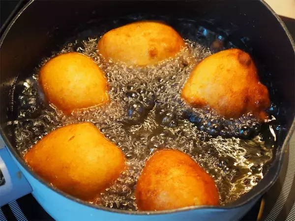 「【あの人気ドーナツ再現】ホケミで手軽に「うどーなつもどき」作ってみた！絶品フワもちで本家に匹敵!?」の画像