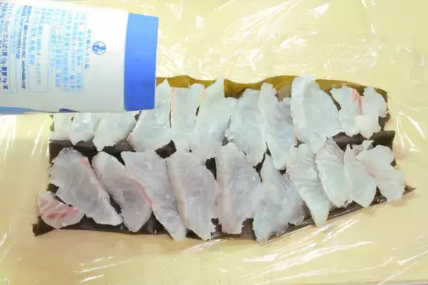 「【これホントに鯛の刺身？】ねっとり濃厚な「昆布じめ」作ってみた！下ごしらえ10分で旨味の塊に激変」の画像