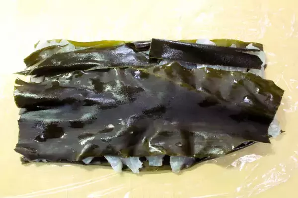 「【これホントに鯛の刺身？】ねっとり濃厚な「昆布じめ」作ってみた！下ごしらえ10分で旨味の塊に激変」の画像