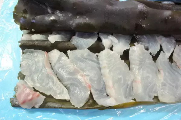「【これホントに鯛の刺身？】ねっとり濃厚な「昆布じめ」作ってみた！下ごしらえ10分で旨味の塊に激変」の画像
