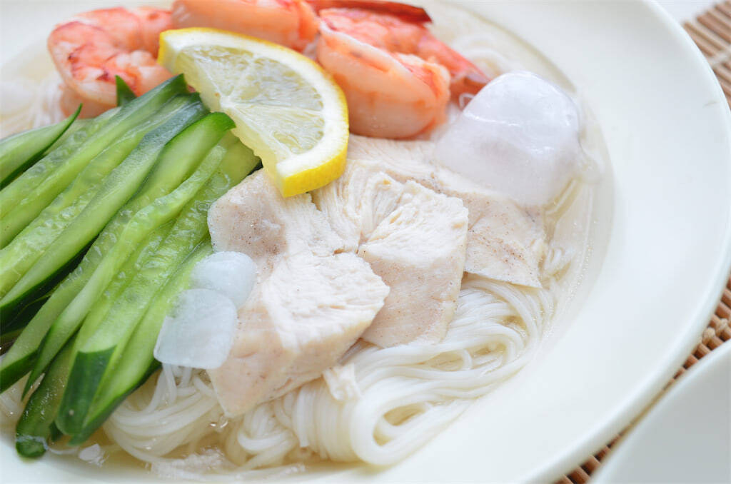 【きゅうり2本ペロリ】涼感MAX「エスニック風そうめん」作ってみた！ナンプラー香るスープでツルっ…ん〜♪