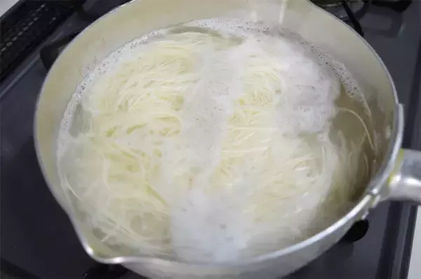「【きゅうり2本ペロリ】涼感MAX「エスニック風そうめん」作ってみた！ナンプラー香るスープでツルっ…ん〜♪」の画像