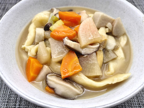 【絶品！郷土メシ】群馬県の幅広な小麦粉麺「おっきりこみ」を作ってみた！下茹でナシで直接つゆに入れる!?