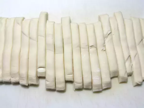 「【絶品！郷土メシ】群馬県の幅広な小麦粉麺「おっきりこみ」を作ってみた！下茹でナシで直接つゆに入れる!?」の画像