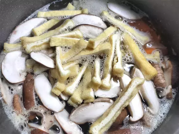 「【絶品！郷土メシ】群馬県の幅広な小麦粉麺「おっきりこみ」を作ってみた！下茹でナシで直接つゆに入れる!?」の画像