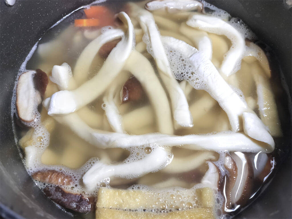 【絶品！郷土メシ】群馬県の幅広な小麦粉麺「おっきりこみ」を作ってみた！下茹でナシで直接つゆに入れる!?