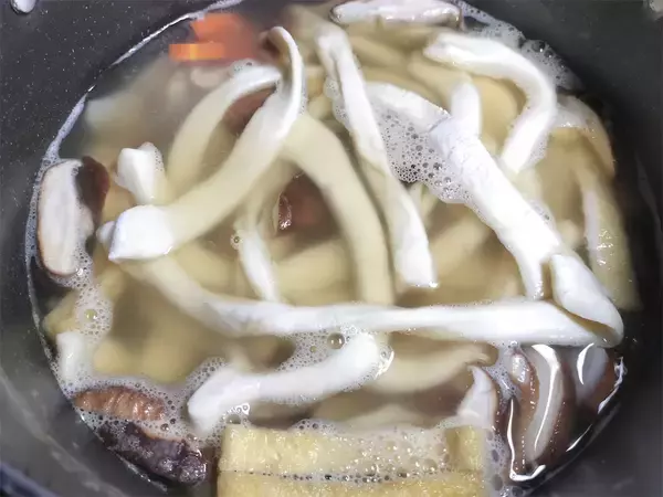 「【絶品！郷土メシ】群馬県の幅広な小麦粉麺「おっきりこみ」を作ってみた！下茹でナシで直接つゆに入れる!?」の画像