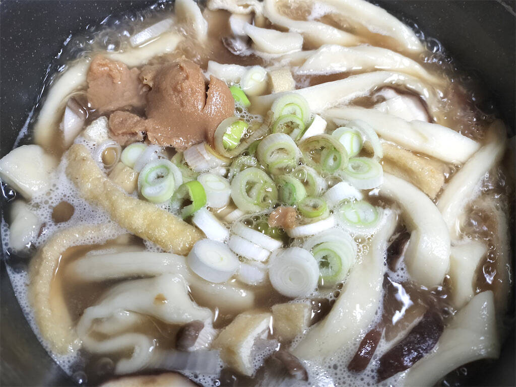【絶品！郷土メシ】群馬県の幅広な小麦粉麺「おっきりこみ」を作ってみた！下茹でナシで直接つゆに入れる!?