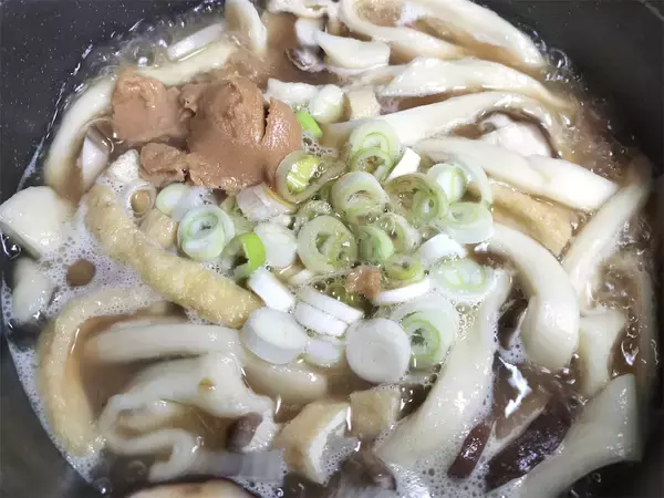 「【絶品！郷土メシ】群馬県の幅広な小麦粉麺「おっきりこみ」を作ってみた！下茹でナシで直接つゆに入れる!?」の画像