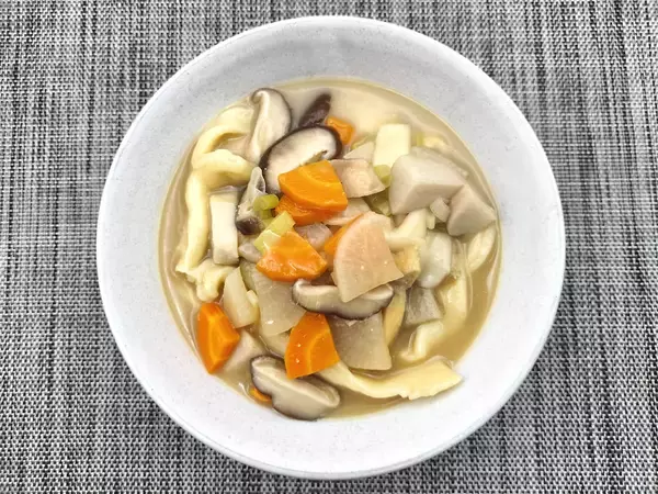 「【絶品！郷土メシ】群馬県の幅広な小麦粉麺「おっきりこみ」を作ってみた！下茹でナシで直接つゆに入れる!?」の画像