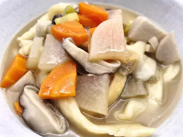 「【絶品！郷土メシ】群馬県の幅広な小麦粉麺「おっきりこみ」を作ってみた！下茹でナシで直接つゆに入れる!?」の画像