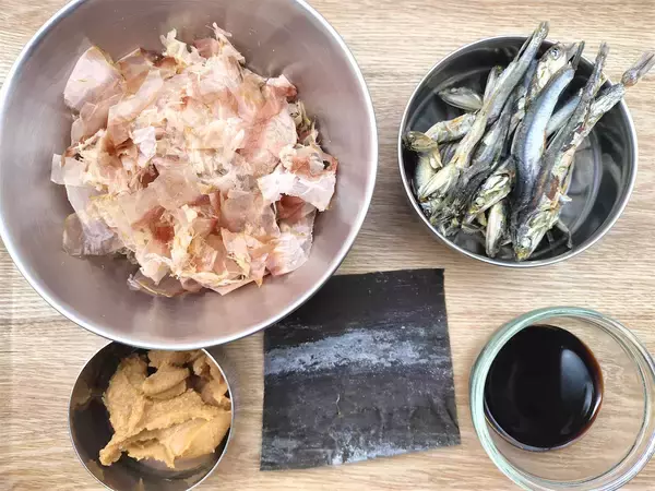 「【絶品！郷土メシ】群馬県の幅広な小麦粉麺「おっきりこみ」を作ってみた！下茹でナシで直接つゆに入れる!?」の画像