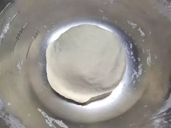 「【絶品！郷土メシ】群馬県の幅広な小麦粉麺「おっきりこみ」を作ってみた！下茹でナシで直接つゆに入れる!?」の画像