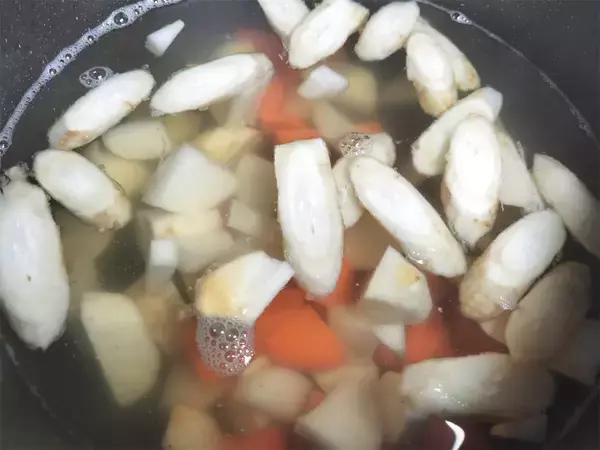 「【絶品！郷土メシ】群馬県の幅広な小麦粉麺「おっきりこみ」を作ってみた！下茹でナシで直接つゆに入れる!?」の画像
