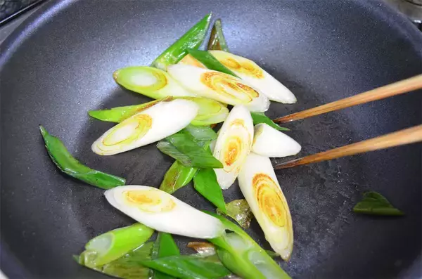 「【長ねぎを究極に甘くする農家のワザ】焼く前の「ひと手間」でスイーツ級のとろ甘に♡太～いネギがオススメ♪」の画像
