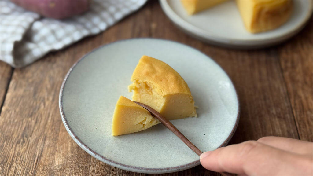 【焼き芋に飽きたら】ヨーグルトでリメイク♪「米粉のさつまいもケーキ」はなめらか食感♡【元パティシエ直伝】