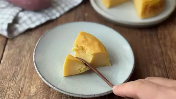 「【焼き芋に飽きたら】ヨーグルトでリメイク♪「米粉のさつまいもケーキ」はなめらか食感♡【元パティシエ直伝】」の画像