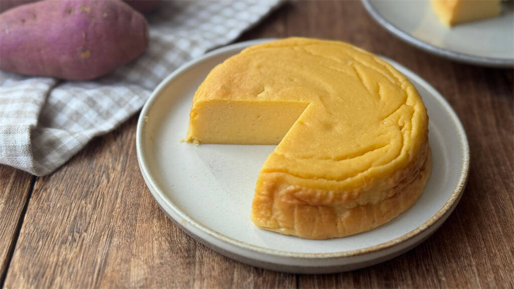 【焼き芋に飽きたら】ヨーグルトでリメイク♪「米粉のさつまいもケーキ」はなめらか食感♡【元パティシエ直伝】