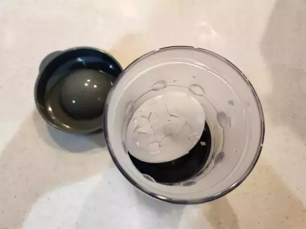 「ついに殻剥き専用グッズが⁉ダイソー「たまごの殻剥き」は“ふりふり”するだけで「ペロン」と殻が剥けた！」の画像