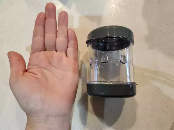 「ついに殻剥き専用グッズが⁉ダイソー「たまごの殻剥き」は“ふりふり”するだけで「ペロン」と殻が剥けた！」の画像