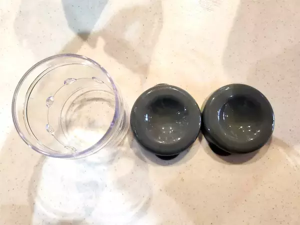 「ついに殻剥き専用グッズが⁉ダイソー「たまごの殻剥き」は“ふりふり”するだけで「ペロン」と殻が剥けた！」の画像