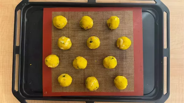 「【ほぼかぼちゃ】クルミがコリっと♡「米粉のかぼちゃチーズボール」は丸めて焼くだけ！【元パティシエ直伝】」の画像