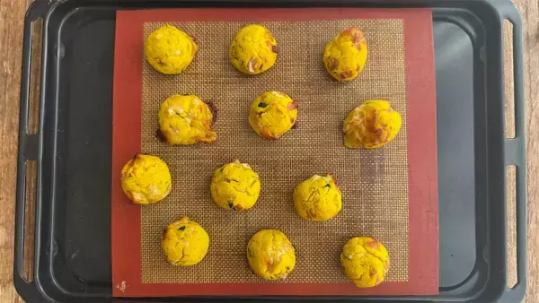 「【ほぼかぼちゃ】クルミがコリっと♡「米粉のかぼちゃチーズボール」は丸めて焼くだけ！【元パティシエ直伝】」の画像