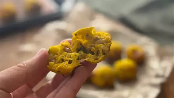 「【ほぼかぼちゃ】クルミがコリっと♡「米粉のかぼちゃチーズボール」は丸めて焼くだけ！【元パティシエ直伝】」の画像