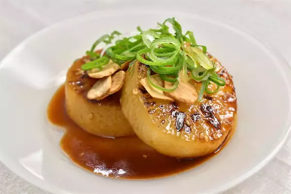 【大根のイメージ覆る】焼き肉タレで「大根ステーキ」がヤミツキになる！レンチンで味シミシミ♪【青髪のテツ】