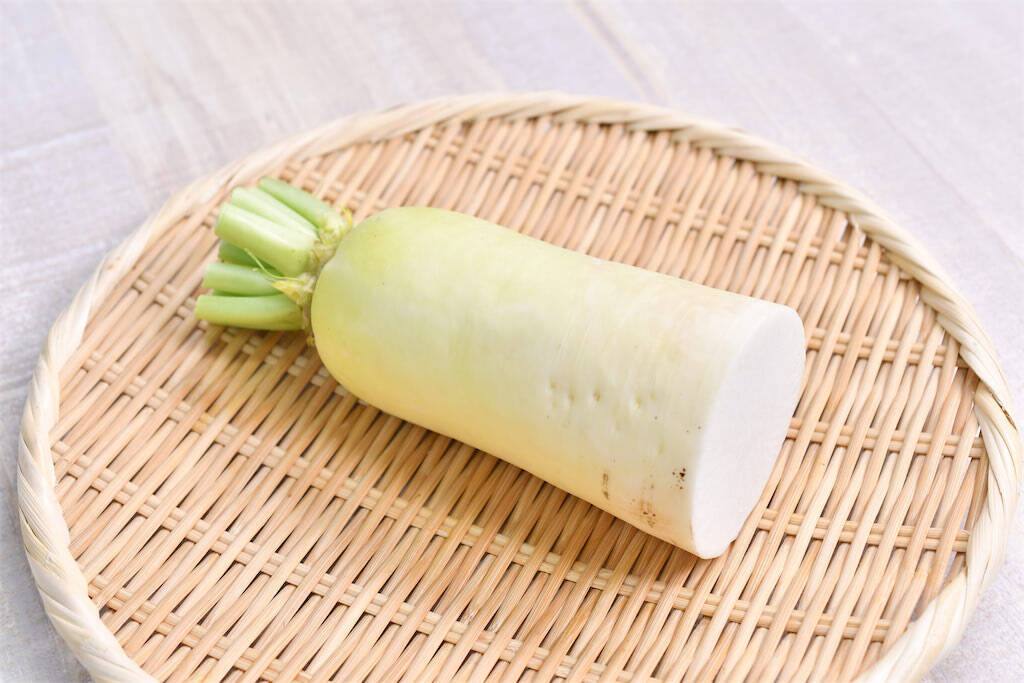 【大根のイメージ覆る】焼き肉タレで「大根ステーキ」がヤミツキになる！レンチンで味シミシミ♪【青髪のテツ】