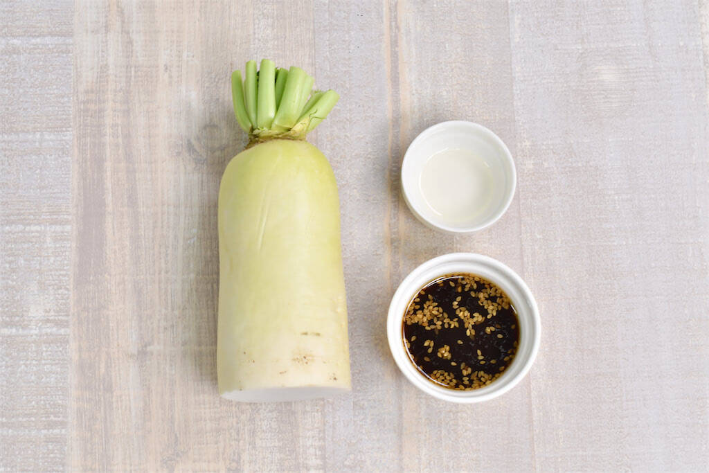 【大根のイメージ覆る】焼き肉タレで「大根ステーキ」がヤミツキになる！レンチンで味シミシミ♪【青髪のテツ】