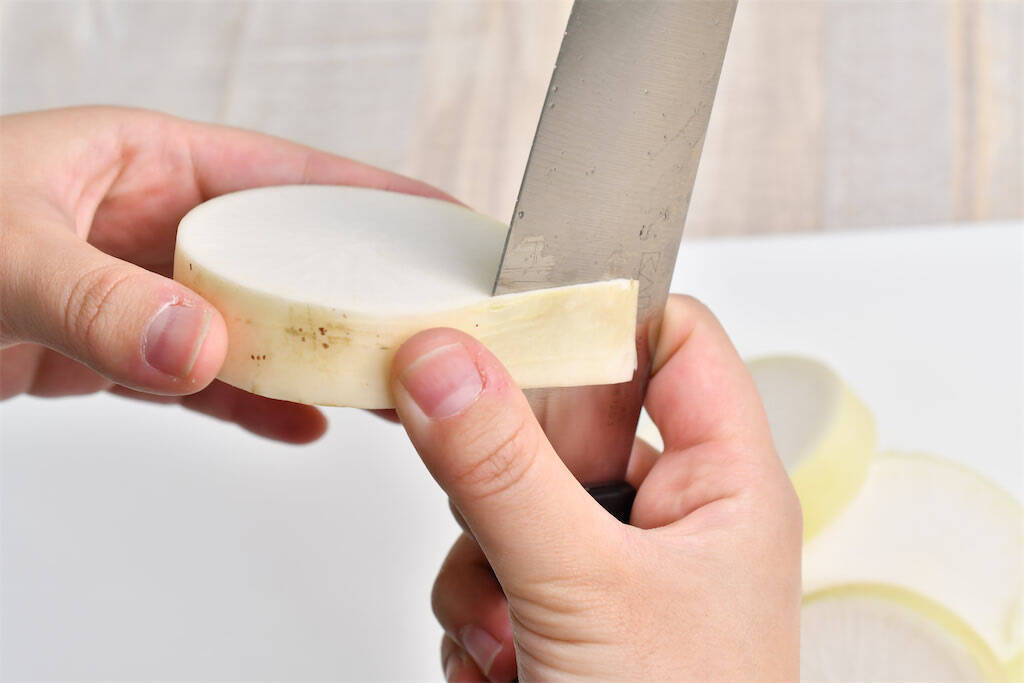 【大根のイメージ覆る】焼き肉タレで「大根ステーキ」がヤミツキになる！レンチンで味シミシミ♪【青髪のテツ】