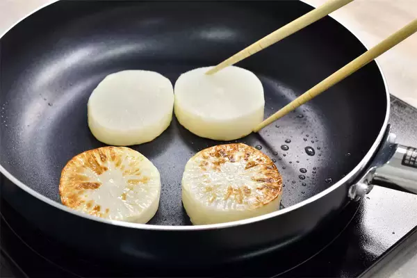 「【大根のイメージ覆る】焼き肉タレで「大根ステーキ」がヤミツキになる！レンチンで味シミシミ♪【青髪のテツ】」の画像