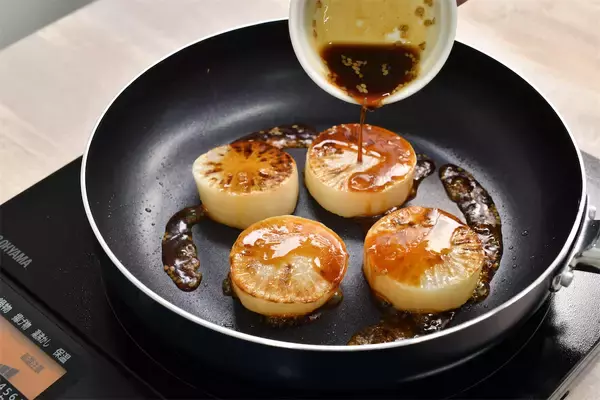 「【大根のイメージ覆る】焼き肉タレで「大根ステーキ」がヤミツキになる！レンチンで味シミシミ♪【青髪のテツ】」の画像