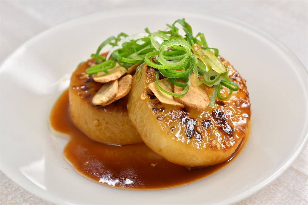 【大根のイメージ覆る】焼き肉タレで「大根ステーキ」がヤミツキになる！レンチンで味シミシミ♪【青髪のテツ】