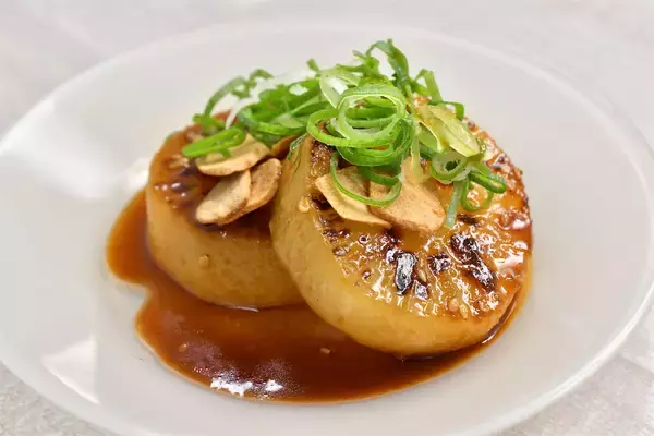 「【大根のイメージ覆る】焼き肉タレで「大根ステーキ」がヤミツキになる！レンチンで味シミシミ♪【青髪のテツ】」の画像