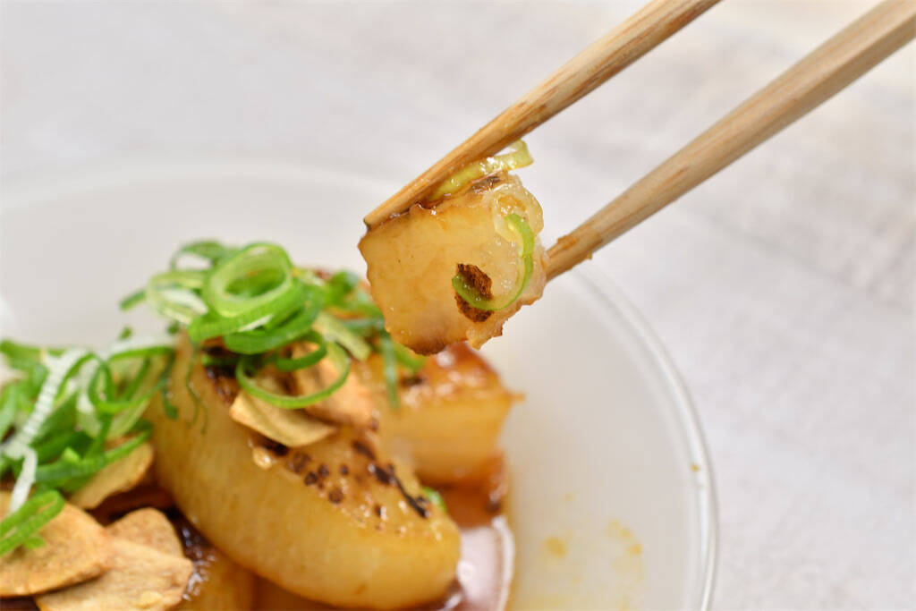 【大根のイメージ覆る】焼き肉タレで「大根ステーキ」がヤミツキになる！レンチンで味シミシミ♪【青髪のテツ】