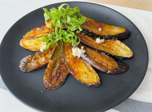 【お肉ゼロでもご飯ドロボー】なす2本が主役になる「とろとろなすの生姜焼き」作ってみた！焼くだけで大優勝♪