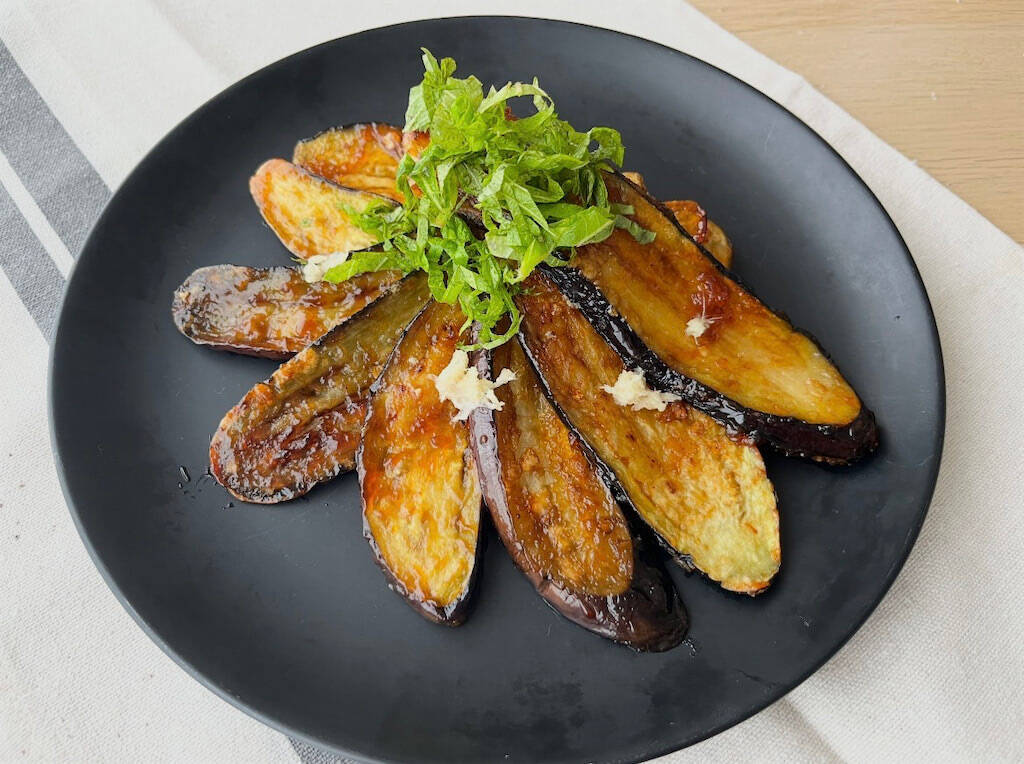 【お肉ゼロでもご飯ドロボー】なす2本が主役になる「とろとろなすの生姜焼き」作ってみた！焼くだけで大優勝♪
