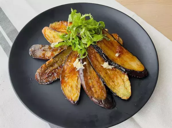 「【お肉ゼロでもご飯ドロボー】なす2本が主役になる「とろとろなすの生姜焼き」作ってみた！焼くだけで大優勝♪」の画像