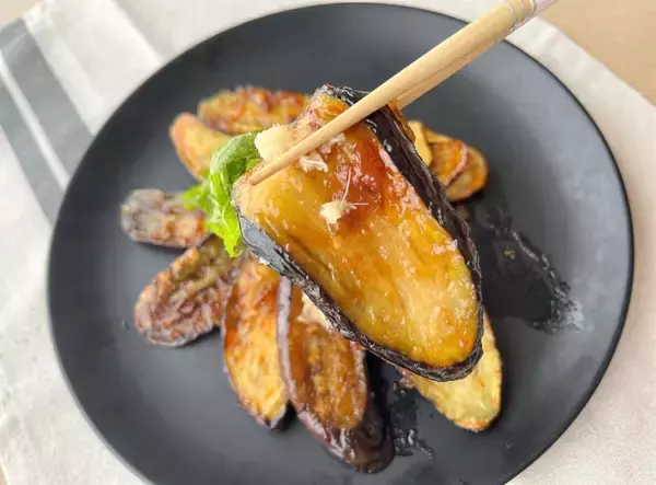 「【お肉ゼロでもご飯ドロボー】なす2本が主役になる「とろとろなすの生姜焼き」作ってみた！焼くだけで大優勝♪」の画像