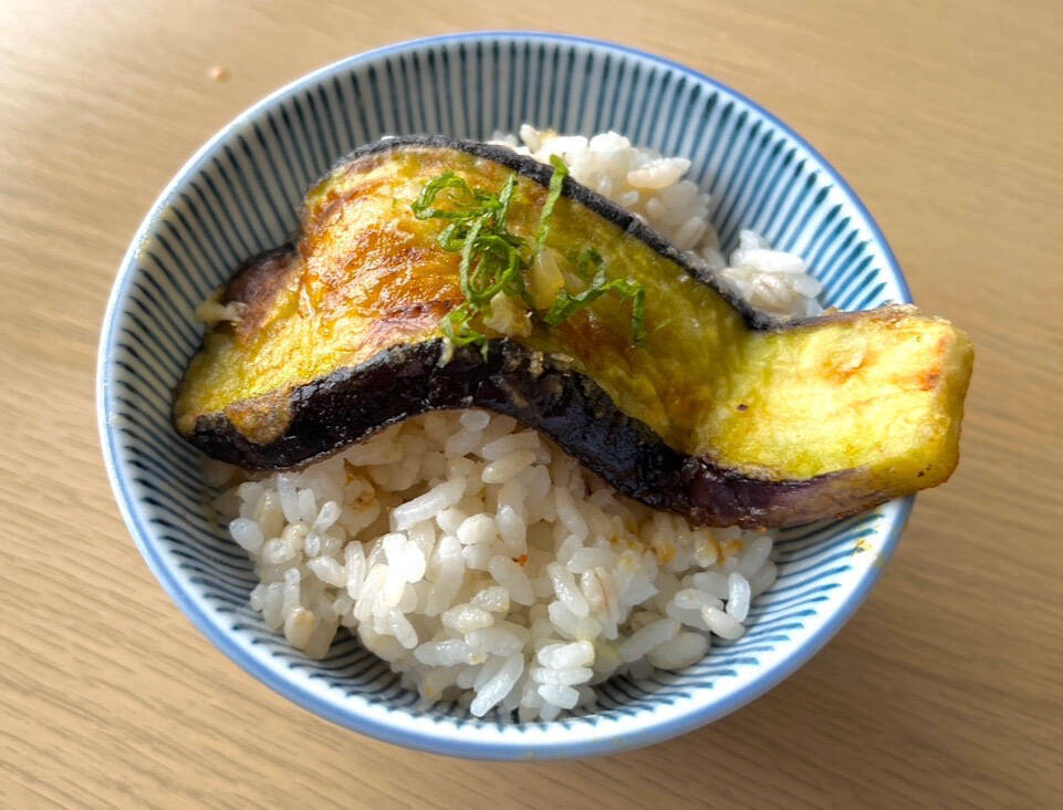 【お肉ゼロでもご飯ドロボー】なす2本が主役になる「とろとろなすの生姜焼き」作ってみた！焼くだけで大優勝♪