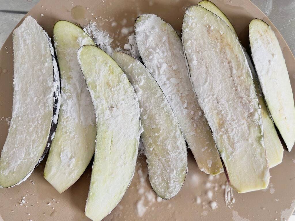 【お肉ゼロでもご飯ドロボー】なす2本が主役になる「とろとろなすの生姜焼き」作ってみた！焼くだけで大優勝♪