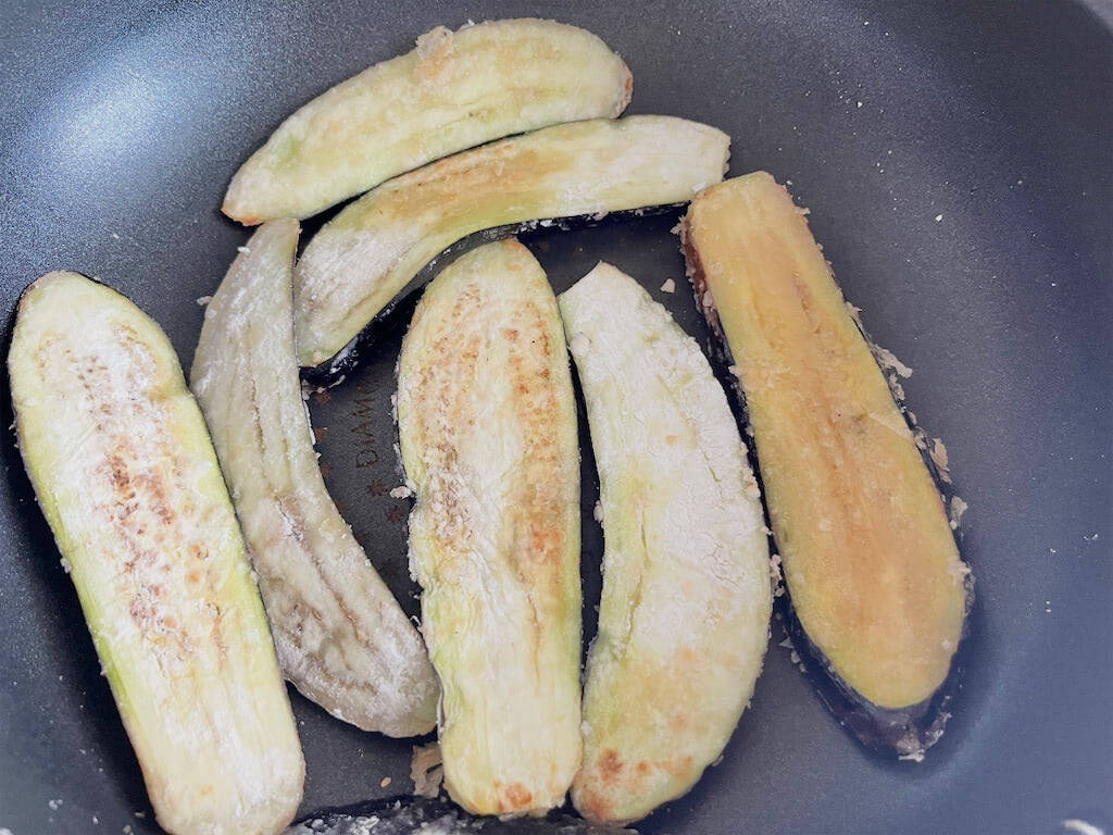 【お肉ゼロでもご飯ドロボー】なす2本が主役になる「とろとろなすの生姜焼き」作ってみた！焼くだけで大優勝♪