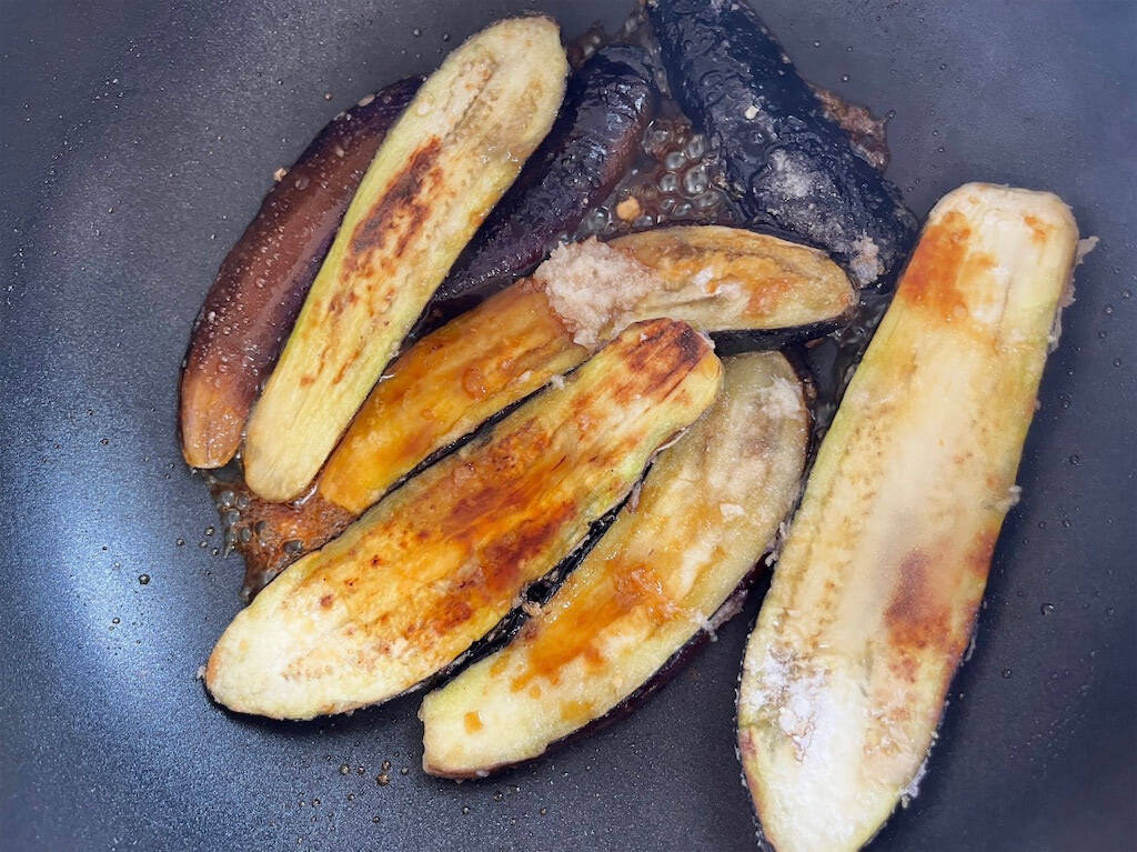【お肉ゼロでもご飯ドロボー】なす2本が主役になる「とろとろなすの生姜焼き」作ってみた！焼くだけで大優勝♪