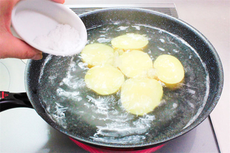 北海道の料理人の【じゃがバターの作り方】試してみたら…茹で方や冷まし方の違いでこんなに旨いのか！