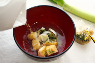 【みそ汁はずっとこれがいい】「油揚げ・長ネギ・青のりのみそ玉」作ってみた！お湯注いで30秒で磯の香り♪
