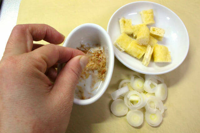 【みそ汁はずっとこれがいい】「油揚げ・長ネギ・青のりのみそ玉」作ってみた！お湯注いで30秒で磯の香り♪